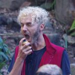 Die Stars haben ihre Luxusartikel zurück. Sam Dylan strahlt. "Wie ein neues Leben", freut sich der Reality-Star während er sich ausgiebig mit seinem Parfum einsprüht.