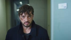 "Das Ende der Wahrheit": Martin Behrens (Ronald Zehrfeld) steht zerzaust und mit Blutkrusten in Gesicht frontal zur Kamera.