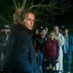Szene aus Tatort: Herz der Dunkelheit: Kommissarin Leonie Winkler (Cornelia Gröschel) steht vor einer Gruppe Jugendlicher und befragt sie nach einem Notruf. Die Abiparty wurde aufgelöst, doch niemand will etwas gesehen haben. Die Ermittlungen führen in ein Netz aus Lügen und Geheimnissen.