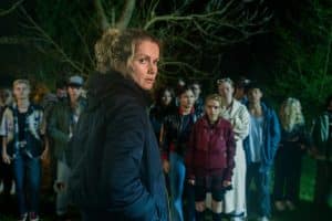 Szene aus Tatort: Herz der Dunkelheit: Kommissarin Leonie Winkler (Cornelia Gröschel) steht vor einer Gruppe Jugendlicher und befragt sie nach einem Notruf. Die Abiparty wurde aufgelöst, doch niemand will etwas gesehen haben. Die Ermittlungen führen in ein Netz aus Lügen und Geheimnissen.