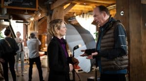 Katja Weber (Anna Blomeier, v.l.) lässt sich im Gespräch mit Anwalt Markus Gellert (Herbert Knaup, v.r.) nicht davon abbringen, einen Sorgerechtsstreit anzustrengen