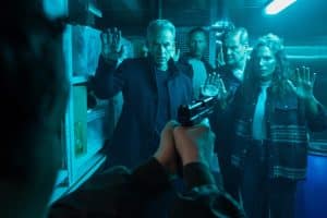 "SOKO Leipzig - Italien kann sehr kalt sein": Silke Butscher (Sanne Schnapp) richtet ihre Waffe auf Jan Maybach (Marco Girnth), Moritz Brenner (Johannes Hendrik Langer), Amando Popp (Tom Quaas) und Kim Nowak (Amy Mußul), die ihre Hände erhoben haben. Sie befinden sich im Kühlraum von Popps Restaurant.