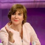 Maybrit Illner gestikuliert während der Sendung.