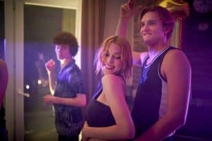 "Marie Brand und die falsche Wahrheit": Ella Wittmer (Charlotte Krause) tanzt mit Jan Frehse (Ludger Bökelmann) auf einer Party. Im Hintergrund tanzt Tarek Zaidan (Nico Kleemann) und beobachtet dabei Ella und Jan.