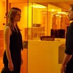 "Die Stille am Ende der Nacht": Liane Sievers (Kim Riedle) steht Nicolai Schweitzer (Julian Weigend) in einem verglasten Büro gegenüber. Sie blickt diesen vorwurfsvoll und mit ernster Miene an. Das Büro ist in orangefarbenes Licht getaucht.
