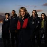 "Annika – Mord an Schottlands Küste - Der Seehund": DC Blair Ferguson (Katie Leung), DS Tyrone Clarke (Ukweli Roach), DI Annika Strandhed (Nicola Walker), DS Michael McAndrews (Jamie Sives) und DC Harper Weston (Varada Sethu) stehen nebeneinander und blicken in die Kamera. Im Hintergrund ist ein Gewässer zu sehen.