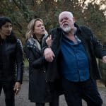 "Annika – Mord an Schottlands Küste - Wahre Werte": Harper (Varada Sethu), Annika (Nicola Walker) und Magnus (Sven Henriksen) gehen auf einem Weg im Naturresort. Annika stützt ihren betrunkenen Vater. Harper beobachtet die beiden.