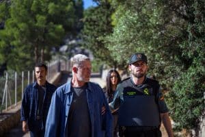 "Lillys Verschwinden (1)": Ein Polizist (Komparse) führt Peter Maiwald (Andreas Lust) eine Straße entlang. Hinter ihnen laufen Antonio Gomez (Mohamed Achour) und Isabell Navarro (Mona Pirzad).