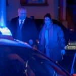"Der Staatsanwalt - Der Tod hat Vorfahrt": Bernd Reuther (Rainer Hunold) und Julia Schröder (Anika Baumann) stehen bei Nacht auf einer Straße hinter einem Polizeiauto, das blaues Licht auf beide wirft. Beide sehen erschrockenen neben das Polizeiauto auf etwas, was sich außerhalb des Bildes befindet. Hinter ihnen steht ein weiteres Auto.