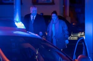 "Der Staatsanwalt - Der Tod hat Vorfahrt": Bernd Reuther (Rainer Hunold) und Julia Schröder (Anika Baumann) stehen bei Nacht auf einer Straße hinter einem Polizeiauto, das blaues Licht auf beide wirft. Beide sehen erschrockenen neben das Polizeiauto auf etwas, was sich außerhalb des Bildes befindet. Hinter ihnen steht ein weiteres Auto.