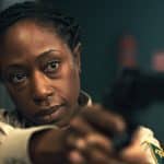 "Jericho Ridge - Unter Beschuss": Großaufnahme von Deputy Tabby Temple (Nikki Amuka-Bird): Sie zielt mit einer Pistole seitlich nach vorne.