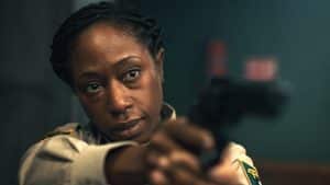 "Jericho Ridge - Unter Beschuss": Großaufnahme von Deputy Tabby Temple (Nikki Amuka-Bird): Sie zielt mit einer Pistole seitlich nach vorne.