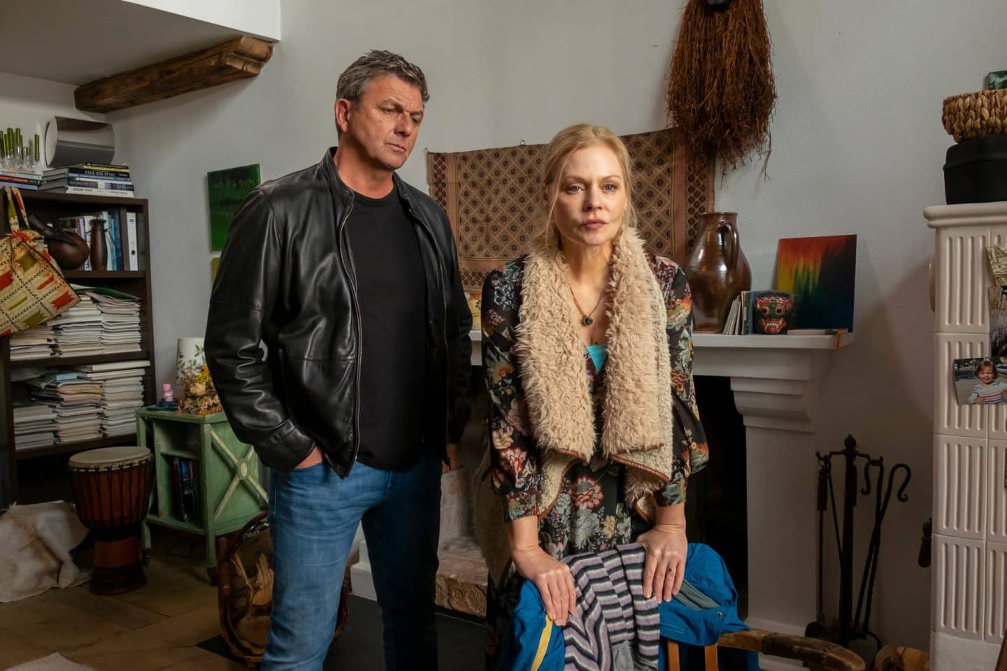 "Der Bergdoktor: Hoffnung": In der Wohnung der Gottharts: Mit entschlossenem Blick stützt sich Hanni Gotthart (Susanna Simon) auf der Lehne eines Stuhls ab. Hinter ihr, die Hände in den Hosentaschen, steht Dr. Martin Gruber (Hans Sigl) und blickt sie ernst an.
