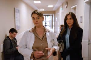 "Frühling - Die Mutter, die es nie gab": Im Krankenhausflur blickt Katja Baumann (Simone Thomalla) fragend zu Dr. Lucia Fabiansky (Ines Lutz).