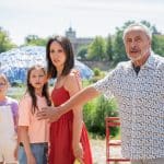 "Stubbe - Familie in Gefahr": Draußen steht Caro Stubbe (Greta Kasalo) neben ihrer Mutter Christiane Stubbe (Stephanie Stumph). Stubbe (Wolfgang Stumph) hält beschützend seinen Arm vor die beiden. Neben ihnen stehen drei Mädchen (Komparsinnen), Gäste der Geburtstagsfeier von Caro.