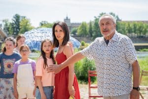 "Stubbe - Familie in Gefahr": Draußen steht Caro Stubbe (Greta Kasalo) neben ihrer Mutter Christiane Stubbe (Stephanie Stumph). Stubbe (Wolfgang Stumph) hält beschützend seinen Arm vor die beiden. Neben ihnen stehen drei Mädchen (Komparsinnen), Gäste der Geburtstagsfeier von Caro.