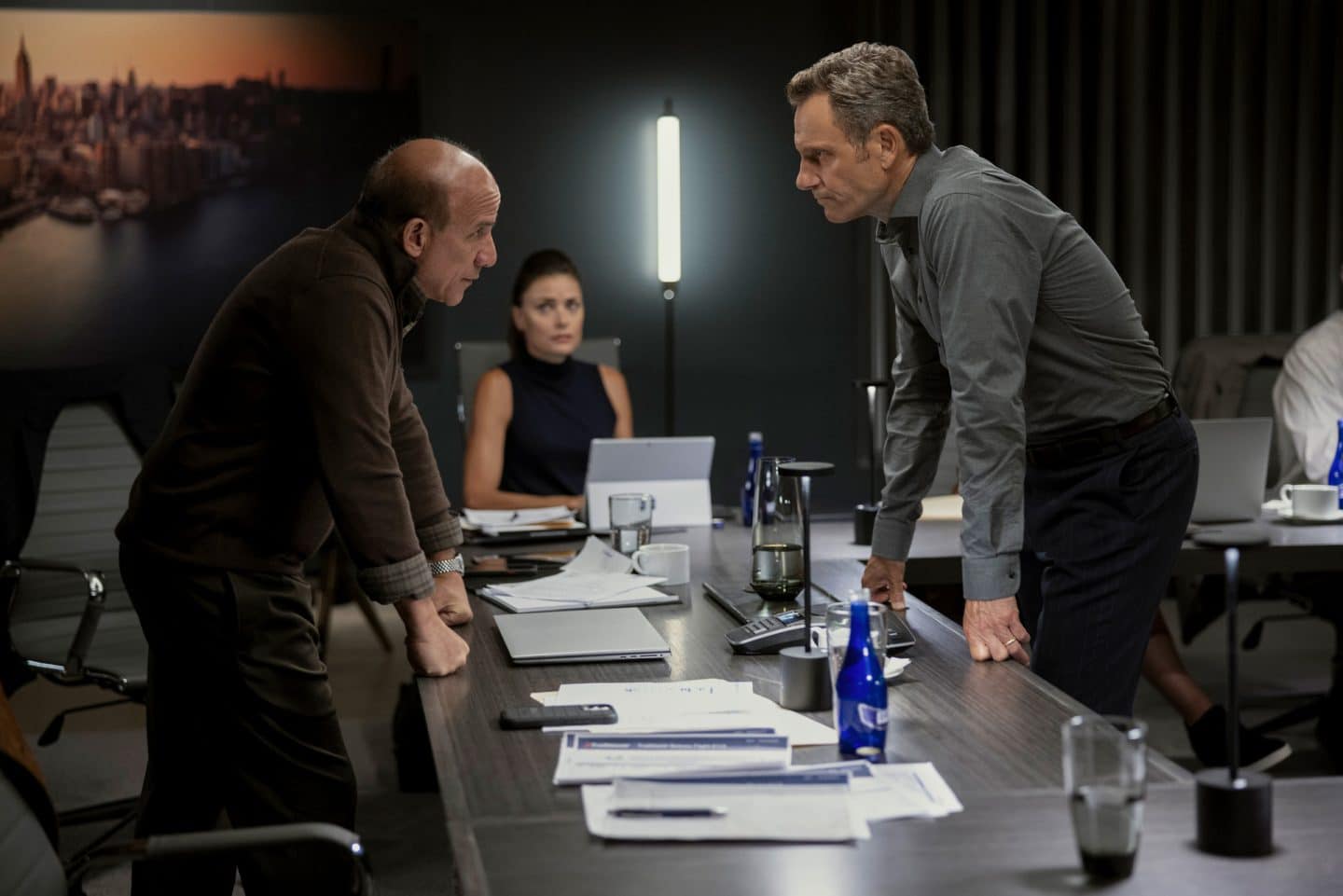 Absturz im Dschungel: Actionthriller „Plane“ feiert Free-TV-Premiere im ZDF 3 "Plane - Absturz im Dschungel": Im Büro an einem langen Tisch stehen sich Terry Hampton (Paul Ben-Victor) und Scarsdale (Tony Goldwyn) gegenüber. Beide stützen ihre Hände auf den Tisch und blicken sich ernst an. Der Tisch ist mit Arbeitsunterlangen bedeckt. Im Hintergrund sitzt Sydney (Tara Westwood) an der Stirnseite vor einem Tablet und beobachtet das Geschehen.