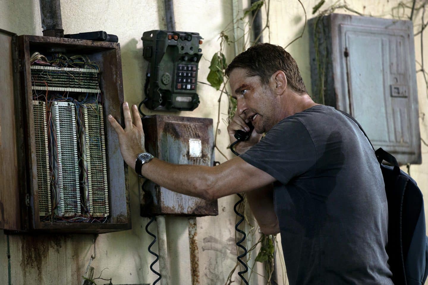 Absturz im Dschungel: Actionthriller „Plane“ feiert Free-TV-Premiere im ZDF 4 "Plane - Absturz im Dschungel": Brodie Torrance (Gerard Butler) steht vor einer uralten Schalt- und Telefonanlage, die an einer Zementwand hängt, und hat einen Telefonhörer in der Hand.