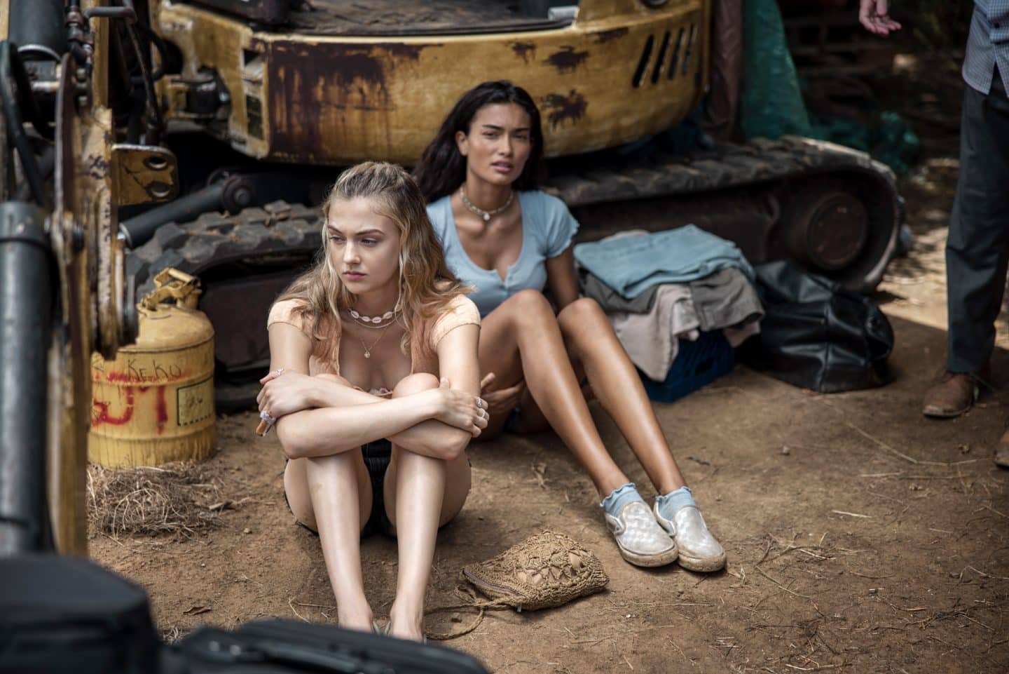 Absturz im Dschungel: Actionthriller „Plane“ feiert Free-TV-Premiere im ZDF 1 "Plane - Absturz im Dschungel": Brie (Lilly Krug) und Katie (Kelly Gale) sitzen in legerer Kleidung auf dem nackten Bodden vor einem schwerem Fahrgerät und blicken besorgt.