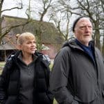 "Helen Dorn - Mordsee": Helen Dorn (Anna Loos) steht mit ihrem Vater Richard Dorn (Ernst Stötzner) vor einer Scheune.