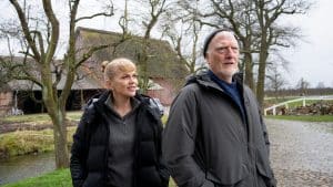"Helen Dorn - Mordsee": Helen Dorn (Anna Loos) steht mit ihrem Vater Richard Dorn (Ernst Stötzner) vor einer Scheune.