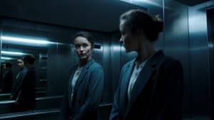 "Die Chefin - Gefallener Engel": Im dunklen Fahrstuhl schaut Lena Eiching (Tinka Fürst) in ein großen Spiegel.