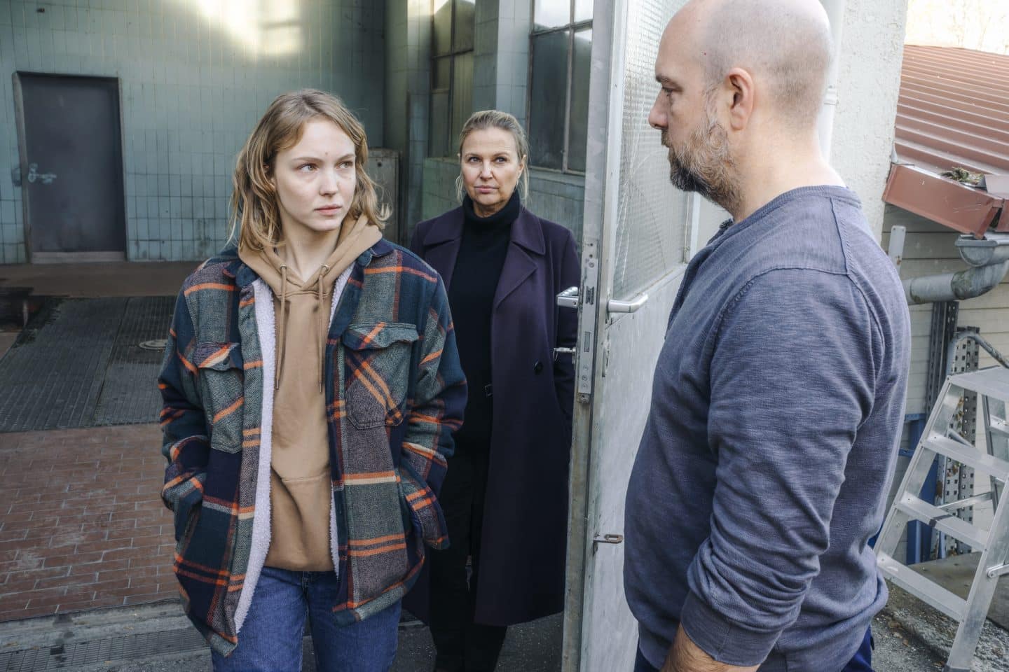 „Die Chefin“: Schockierendes Staffelfinale – Mordfall mit ungeahnten Verstrickungen! 1 Kathleen Novak (Magdalena Laubisch, l.) wird von ihrem Vater (Stephan Zinner, r.) stark eingebunden an der Tankstelle. Jetzt versucht er sie auch noch von der Befragung durch Vera Lanz (Katharina Böhm, M.) abzuschirmen.