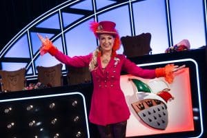 "Kölle Alaaf - Die Mädchensitzung": Sitzungspräsidentin Tanja Wolters steht mit ausgestreckten Armen auf der Bühne, dabei lächelt sie in die Kamera.