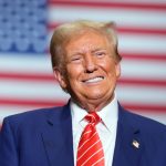 "Donald Trump - Rückkehr an die Macht": Vor der amerikanischen Flagge lächelt Trump in die Kamera.