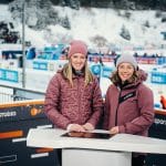 ZDF-Biathlon-Expertinnen Denise Herrmann-Wick (links) und Laura Dahlmeier stehen am Tisch auf der Presenter Position.
