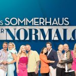 Offizielles Promo-Bild zur neuen RTL+ Reality-Show „Das Sommerhaus der Normalos“. Acht Paare posieren vor einem blauen Hintergrund mit dem Show-Logo. Die Kandidaten tragen schicke Outfits, während sie lächelnd und in verschiedenen Posen für die Kamera stehen.