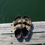 Ältere Birkenstock Sandalen auf einem Steeg