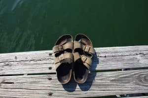 Ältere Birkenstock Sandalen auf einem Steeg