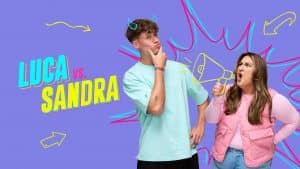 Promobild zur RTL+ Show "Luca vs. Sandra": laserluca (links) in einem hellblauen Shirt mit nachdenklicher Pose, während selfiesandra (rechts) in einem rosa Outfit energisch mit einem Megafon gestikuliert. Im Hintergrund bunte Pfeile und dynamische Grafikelemente.