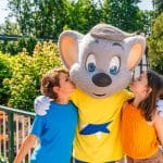 Ed Euromaus wird von zwei Kindern Geküsst