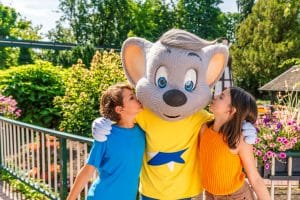 Ed Euromaus wird von zwei Kindern Geküsst