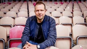 Sportmoderator Wolff-Christoph Fuss auf einer Tribüne sitzend