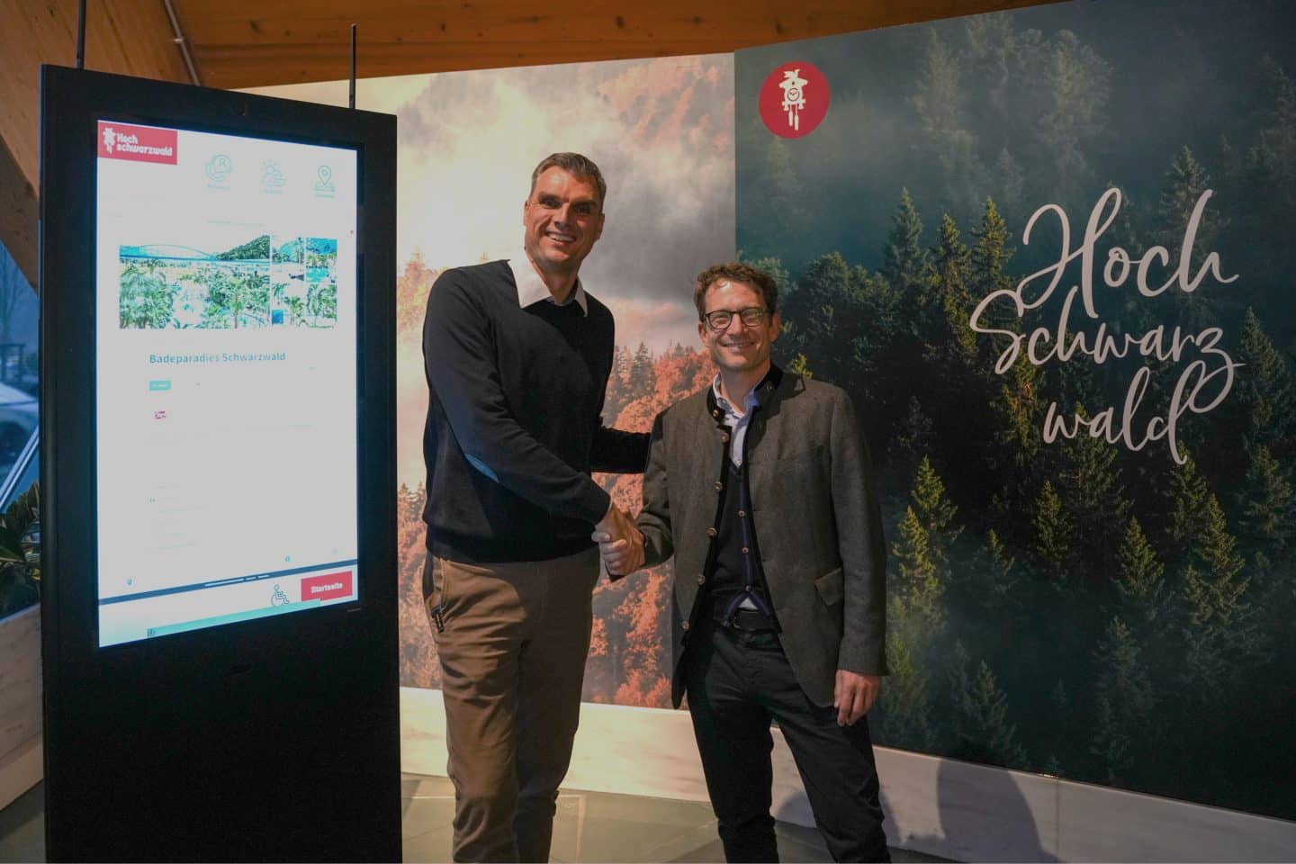 Mega-Deal fürs Badeparadies! Neuer Rabatt für Schwarzwald-Gäste 2 Jochen Brugger (links) und Patrick Schreib am digitalen Info-Terminal