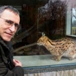 Dr. Roger Brauchle nimmt sich die Zeit, eines seiner beiden Patentiere aus nächster Nähe zu bewundern.