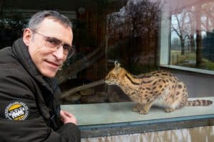 Dr. Roger Brauchle nimmt sich die Zeit, eines seiner beiden Patentiere aus nächster Nähe zu bewundern.