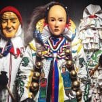 Salzgeist hat Maske, Zipfelmütze, bemalten Leinenkittel, Saublooter. Narro trägt Maske, Fuchsschwanz, Halskrause, Glocken und Salzhansel Häs aus aufgenähten Salzsäckchen und Glöckchen.