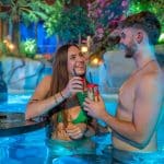 Romantische Auszeit in Rulantica: Beim Valentinstags-Special genießen Paare entspannte Stunden im beheizten Pool – inklusive prickelnder Cocktails und stimmungsvoller Atmosphäre