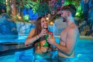 Romantische Auszeit in Rulantica: Beim Valentinstags-Special genießen Paare entspannte Stunden im beheizten Pool – inklusive prickelnder Cocktails und stimmungsvoller Atmosphäre