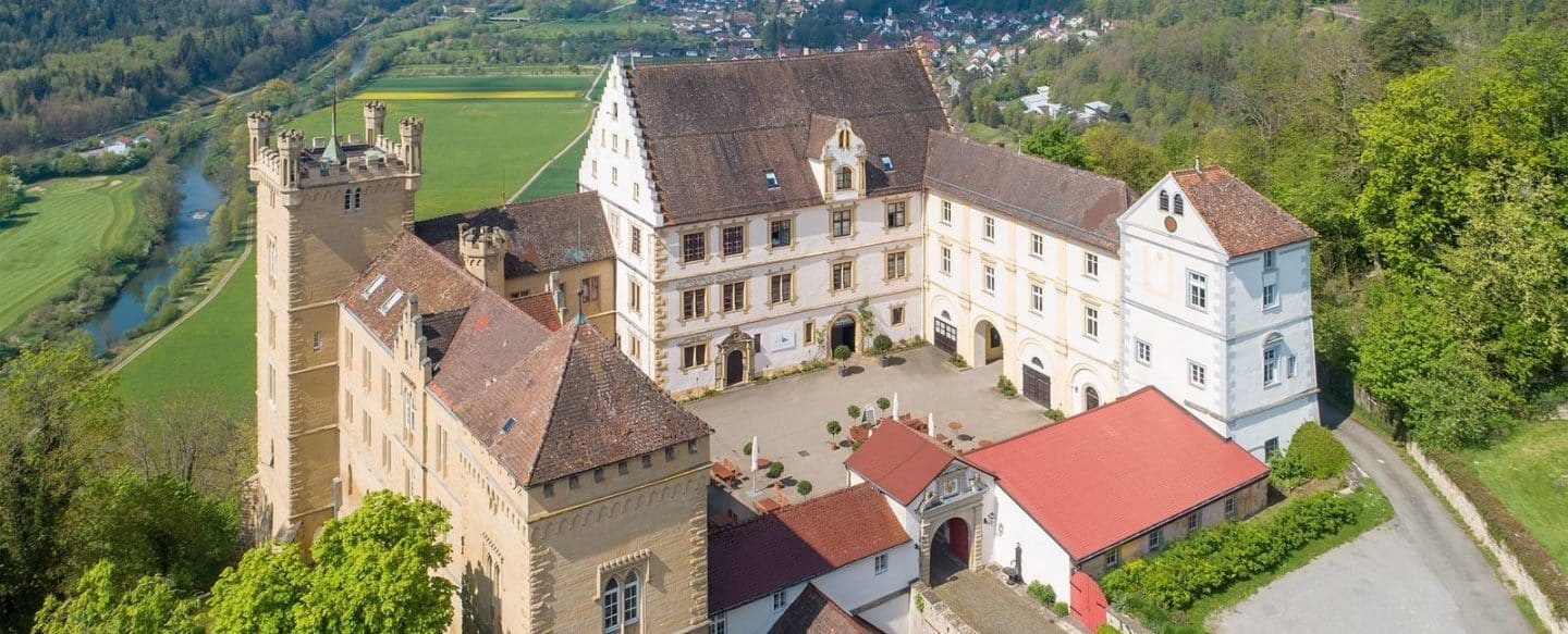 Schloss Weitenburg, im Hintergrund der Neckar