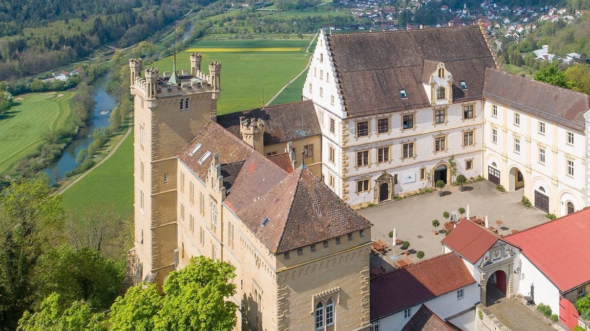Schloss Weitenburg, im Hintergrund der Neckar