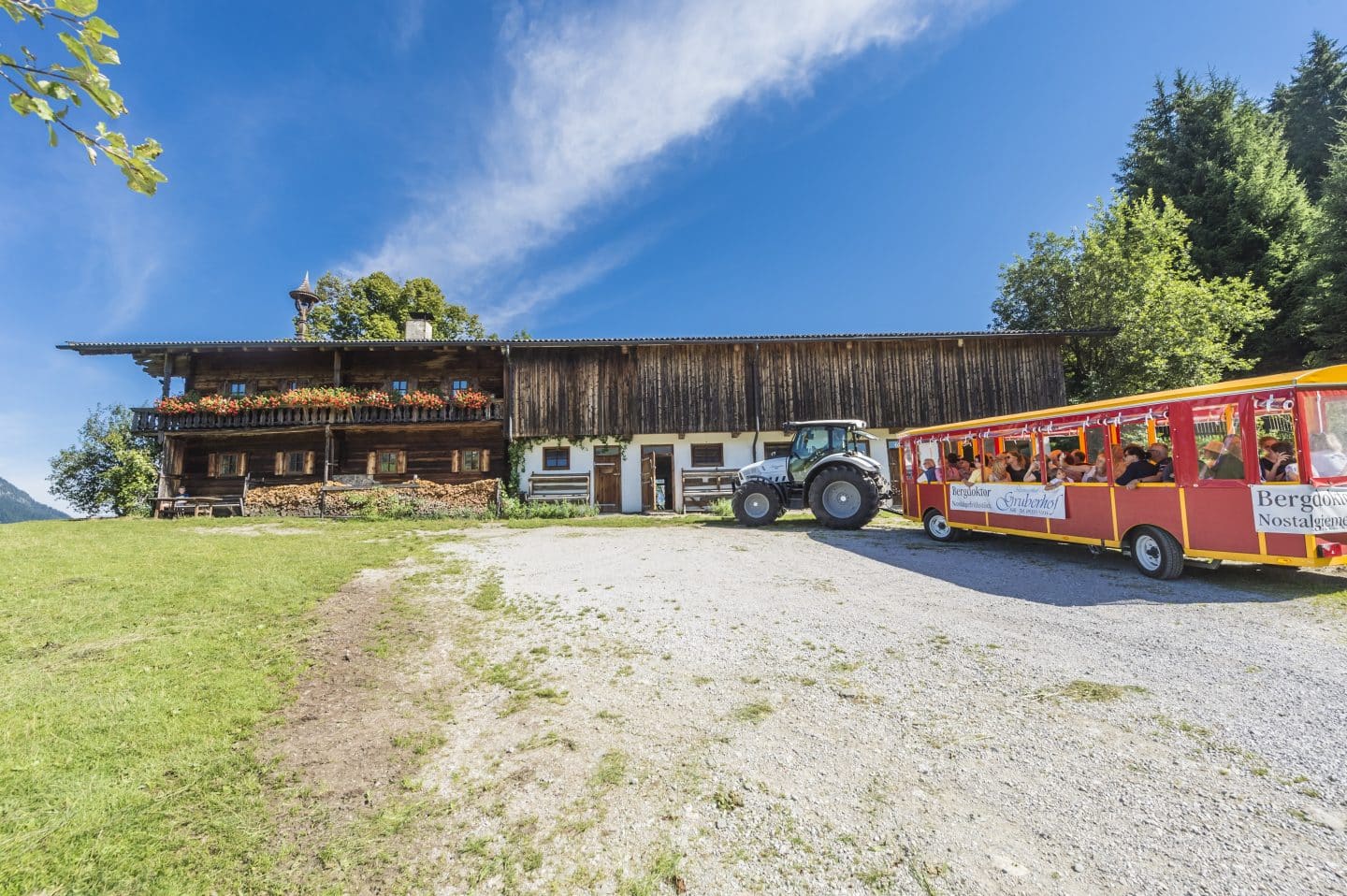 Vom Bergdoktorparkplatz geht es mit dem Traktor samt eigenem Anhänger hinauf zum Drehort "Gruberhof".