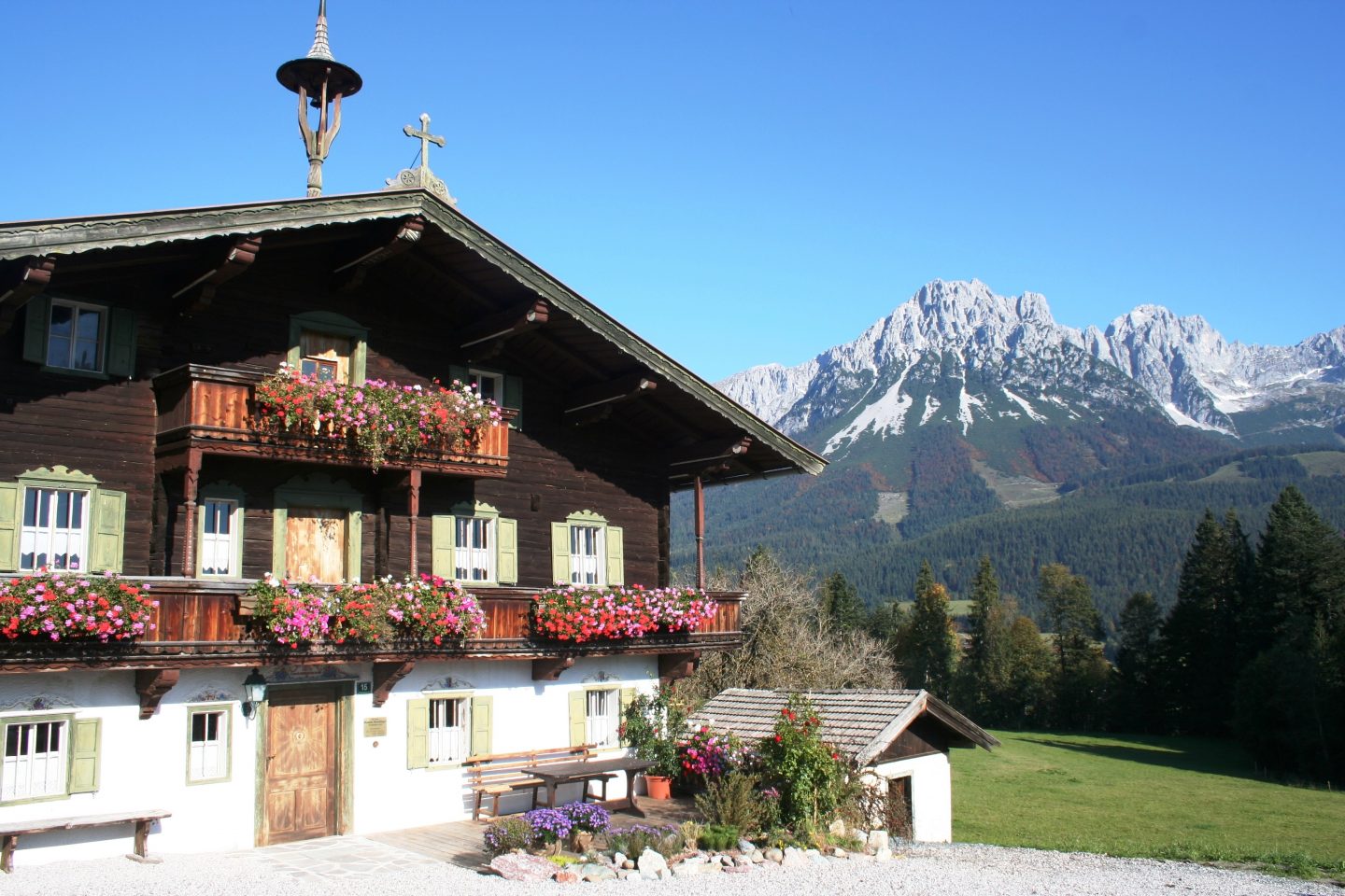 Die Bergdoktorpraxis mit Wildem Kaiser im Hintergrund,
