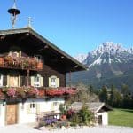 Die Bergdoktorpraxis mit Wildem Kaiser im Hintergrund,