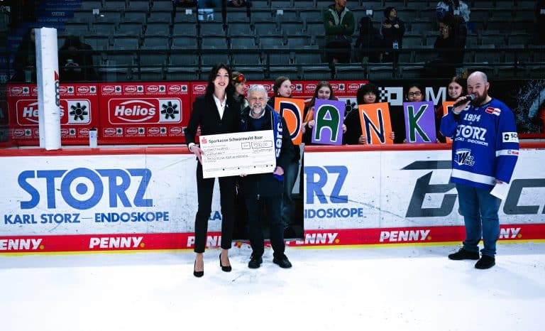 Spendenaktion beim Eishockey: Wild Wings und Karl Storz helfen krebskranken Kindern