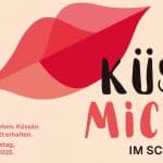 Grafik zur Valentinstags-Aktion „Küss mich! im Schloss“ 2025. Ein großes rotes Lippenpaar dominiert das Bild, daneben der Schriftzug „Küss mich! im Schloss“ in verspielter Typografie. Unten links steht der Text: „Zur Kasse gehen. Küssen. Freien Eintritt erhalten. Am Valentinstag, 14. Februar 2025.“ Die Farben sind in warmen Rottönen auf einem beigefarbenen Hintergrund gehalten.